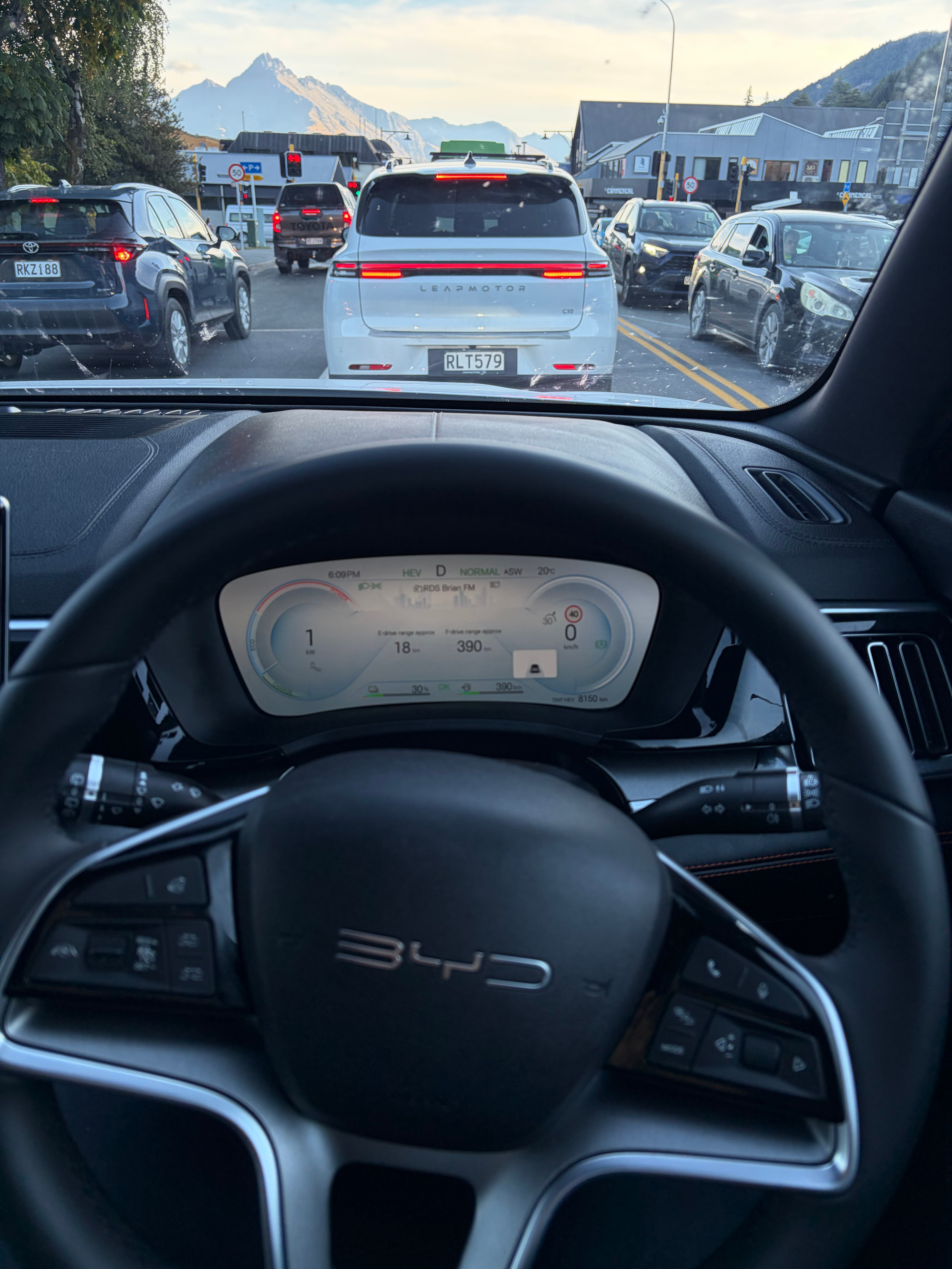 一个红绿灯路口看到几台中国车在新西兰也很常见了，刚刚飞奔过去一台极氪7X没拍到，