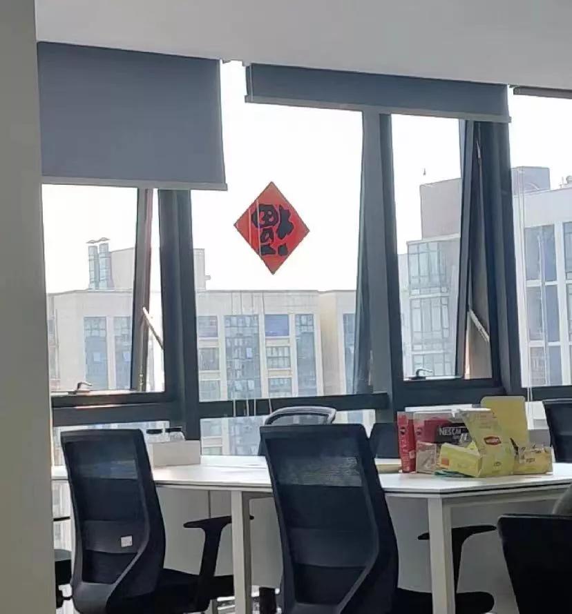 感觉我们老板很穷你们老板穷吗?
在成都入职一家跨境电商公司，入职到现在快1个月，