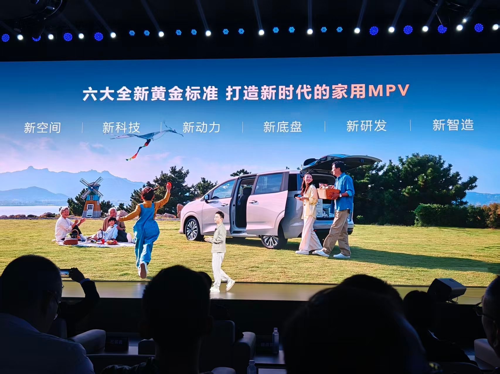 今天在柳州，五菱星光730上市。王祖蓝带着老婆来了。 