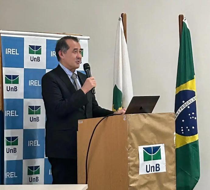 日本现在很难受。

日本最近想跟中国缓和关系，说了不少好话。连驻巴西的大使都公开