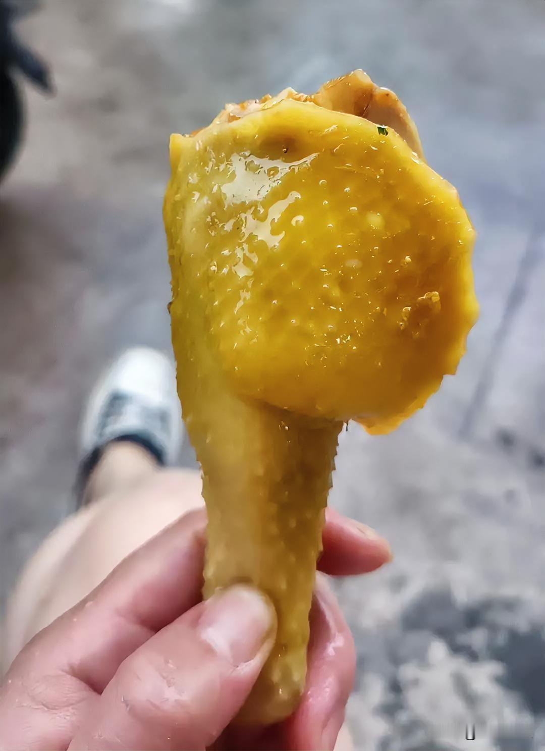 特意选了散养三黄鸡的腿，整只丢进加了姜黄、香茅和少许盐的沸水里浸12分钟，关火再