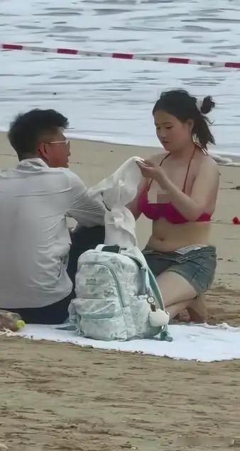 海边野餐，是浪漫与松弛感的完美邂逅。
不必效仿他人备受瞩目的亲密画面，普通人的相