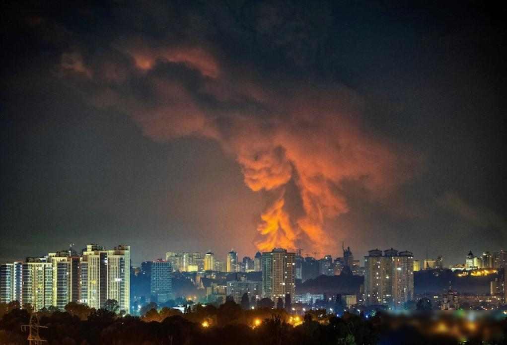 基辅街头火光吞城，西方援助断流夜，末路乌军何处逃？
昨晚十点，我刷到基辅的朋友圈