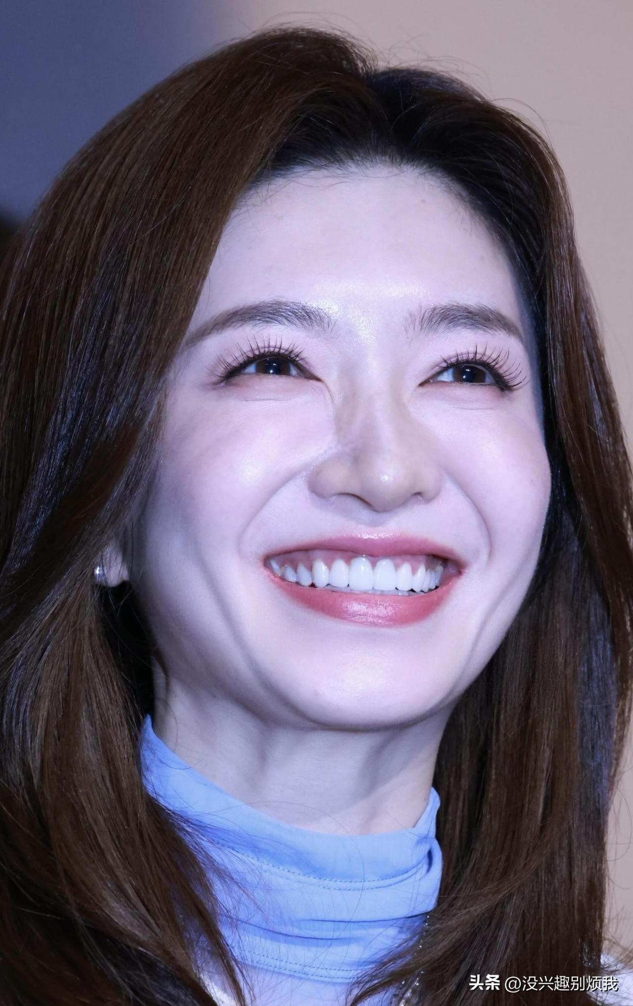 江疏影淡颜系妆容，笑容很治愈