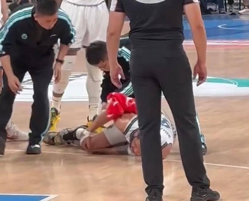 韦瑟斯庞受伤，青岛队难咯，不知季后赛能不能打，签个救火外援不知来不来得及，好过没