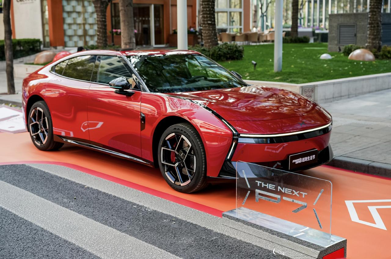 小鹏P7新色亮相UNO超跑生活节
好看的车车万里挑一
有趣的灵魂千篇一律
又到了