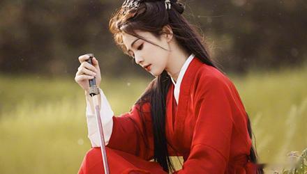 白鹿提醒粉丝染发要慎重白鹿在粉丝群里说，自己染了头发后，看着新鲜但头发伤得厉害，