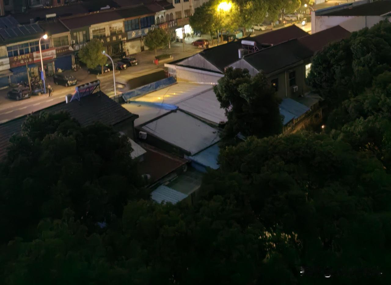 早上六点半，窗外还是黑乎乎的一片，除了几盏灯亮着，也有汽车偶尔开过，大地和人们都