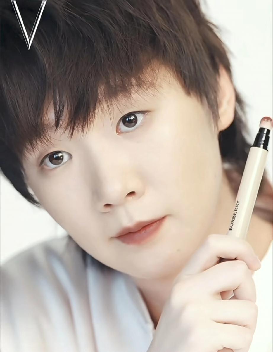 看到奥运冠军王曼昱抹口红喽！来自主流大刊《V》杂志内页和花絮，王曼昱手持高档口红