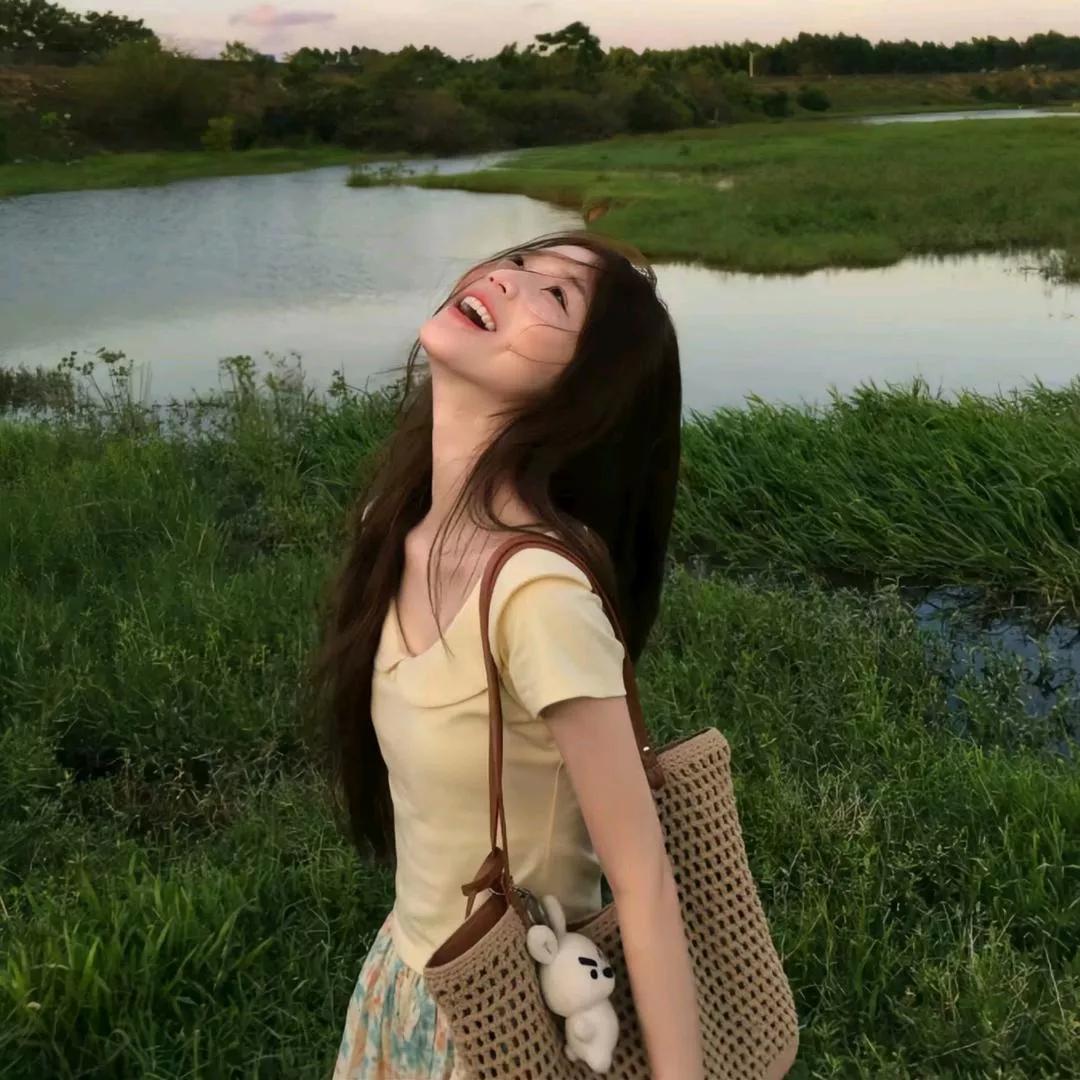 🌿 夏日田园少女，笑看天边晚霞🌸