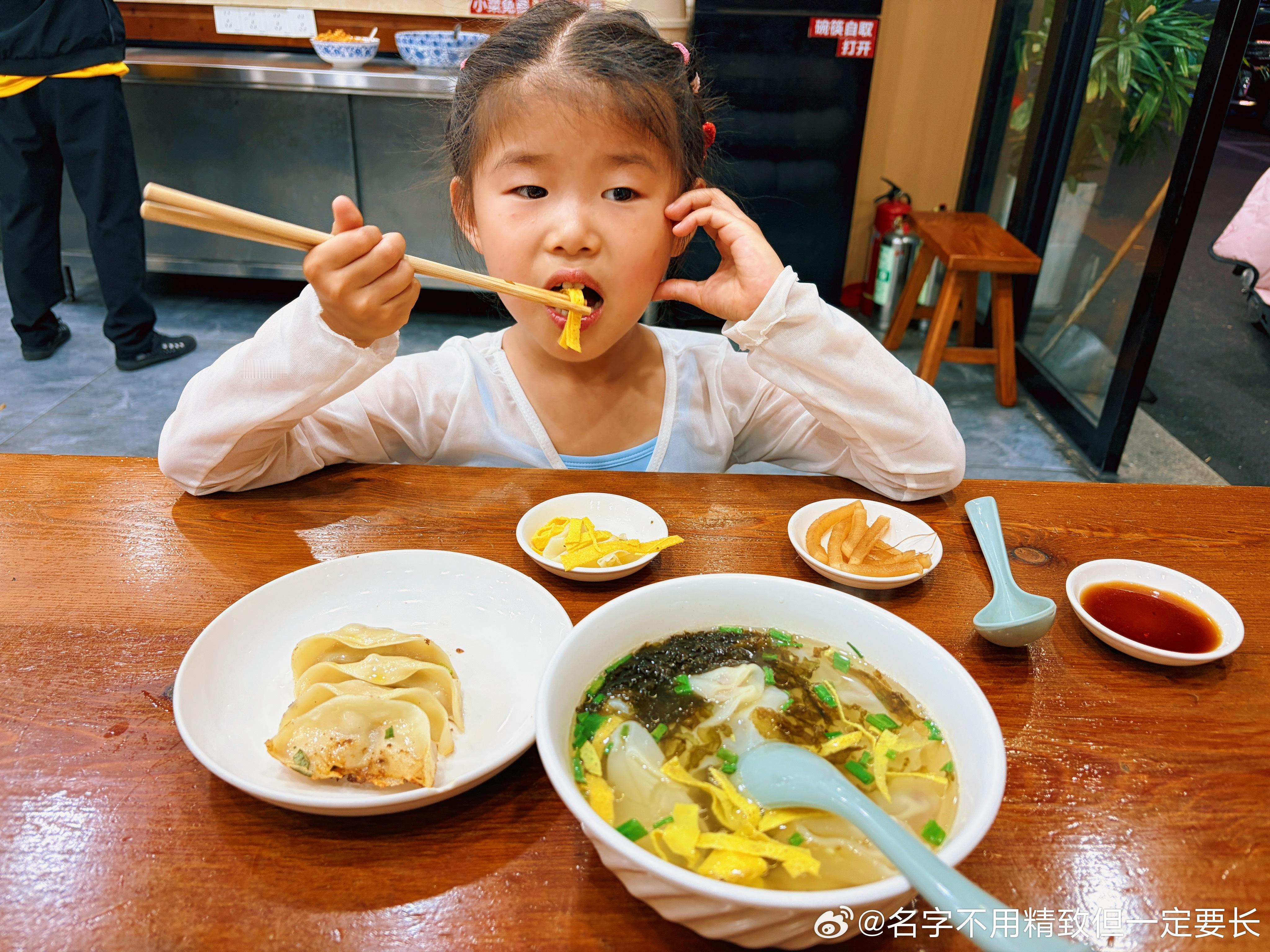 孩子跳完舞饿了拿小馄饨烤饺当夜宵，像是在吃早餐一样。 绍兴·瓜渚湖