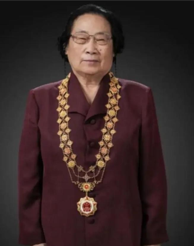 屠呦呦先生终于评上院士了，中国首位诺贝尔医学奖得主，数次落选两院院士，却在202