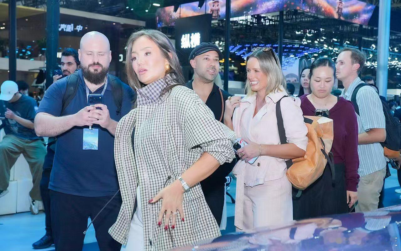 北京车展秒变 “全球粉丝见面会”4000歪果仁扎堆打卡、外籍记者实名点赞、Ala