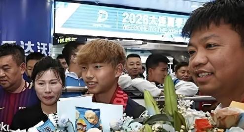 董路又开炮了，这次对准的是自己足球小将的家长。
起因挺简单：小球员李昊炎妈妈接受