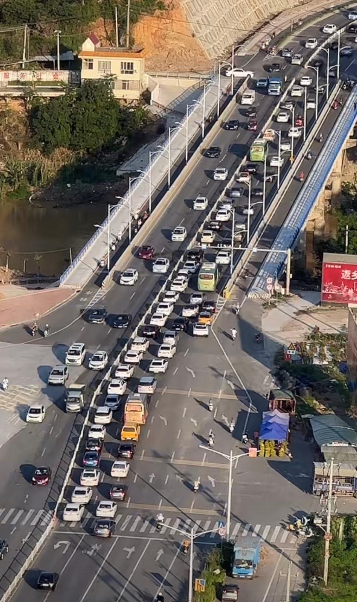 18:04 4月30日玉林北流三桥路口堵车玉林北流三桥路段堵车现场 玉林
