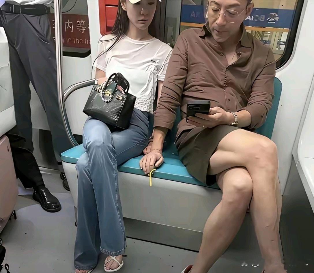 汪小菲和马筱梅坐地铁被拍。 
