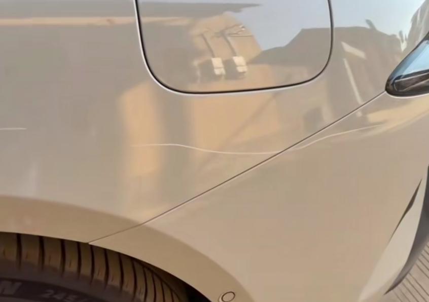 不知道是什么心态，车停村里家门口，被人给划伤了！

这个人自以为神不知鬼不觉，没