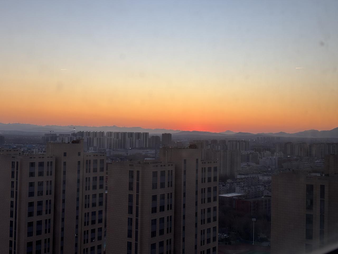 最近北京、上海、杭州、哈尔滨等多地网友朋友圈都被晚霞刷屏了。我也忍不住随手拍了一