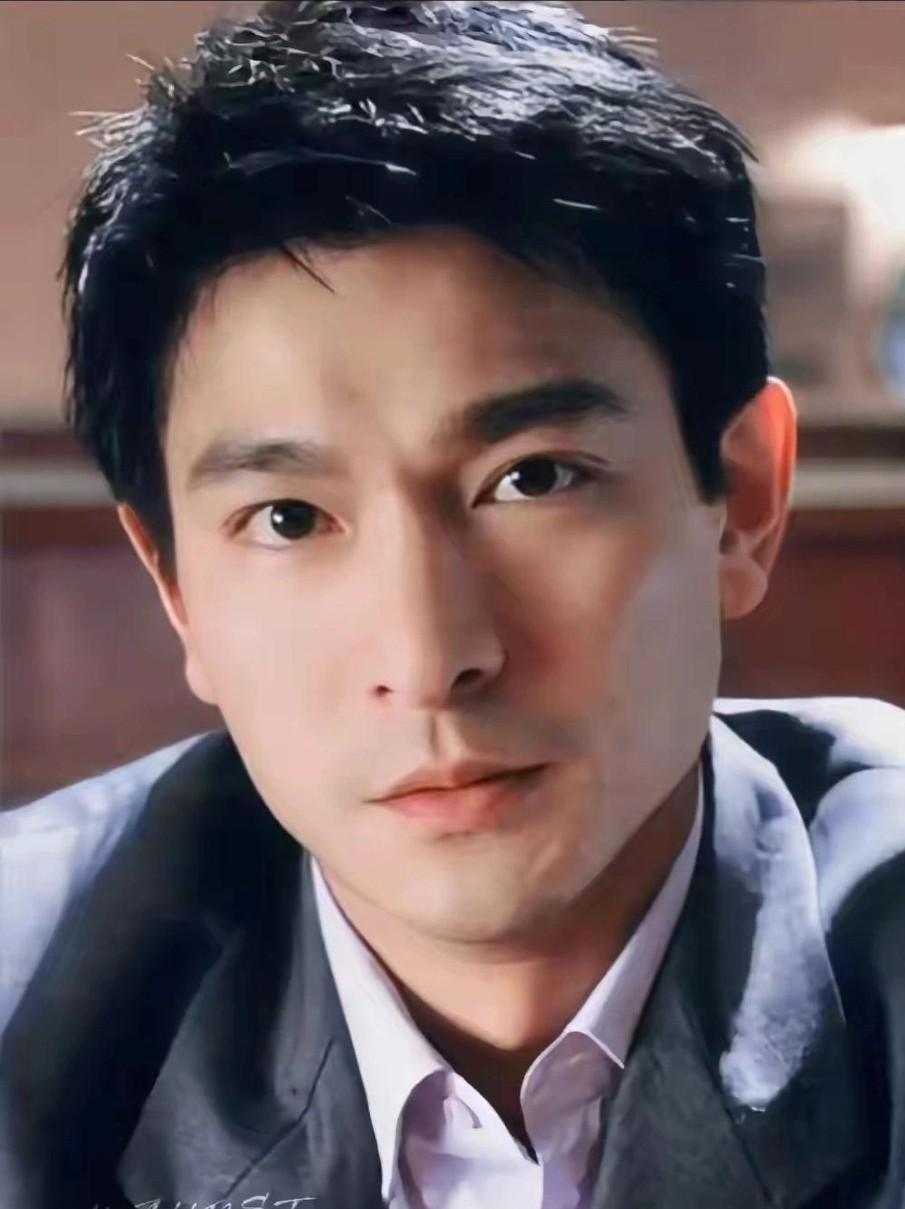 这是高中时期保留下来的一张刘德华的照片，那个时期就觉得他是很帅的一个男演员，当年