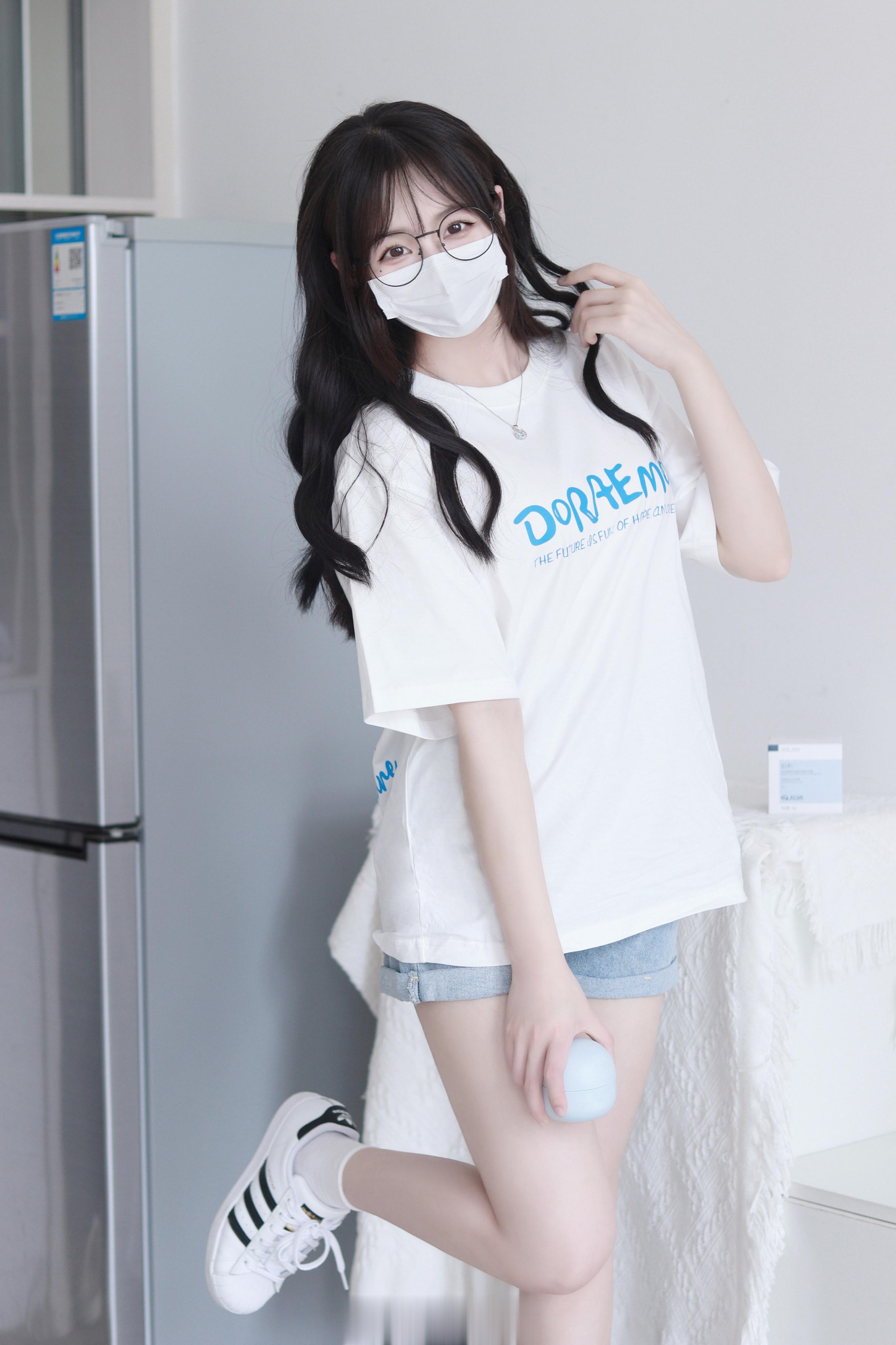 她是微胖美女 我就是发福的猪是吧 ​​​