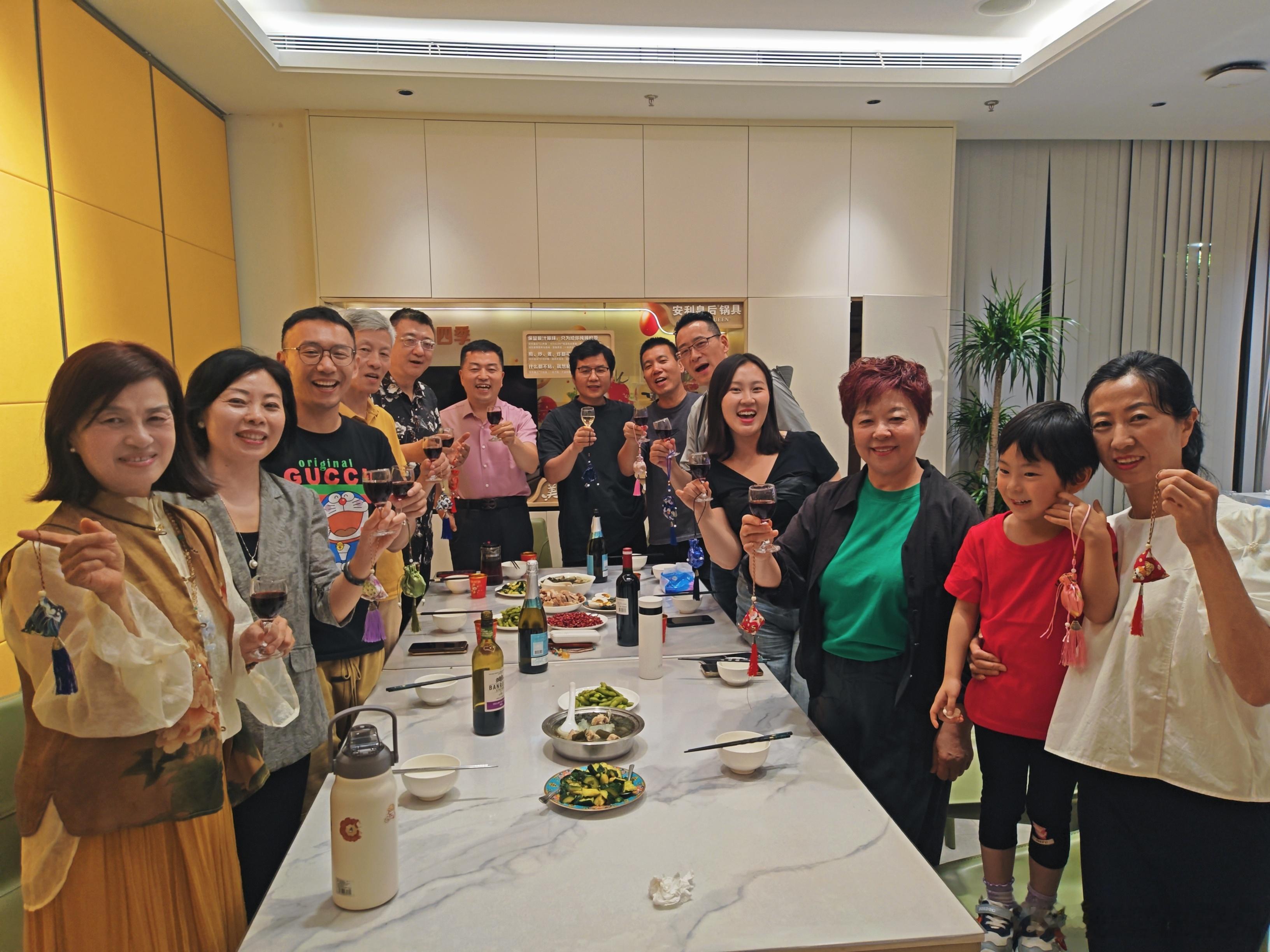 明早七点五十直播可以到金牛财经APP搜索：最爱防守反击，网页链接 上海·上海海湾