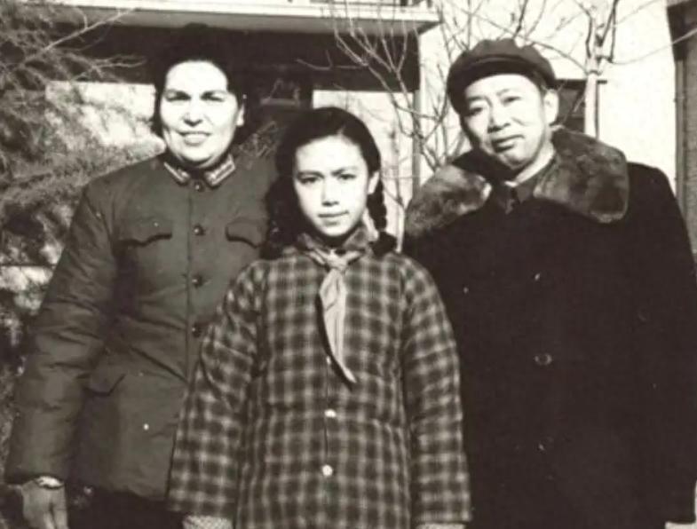 1976年，罗瑞卿在家里会见翟云英，聊天时关心地询问她生活近况，现在过得怎么样了