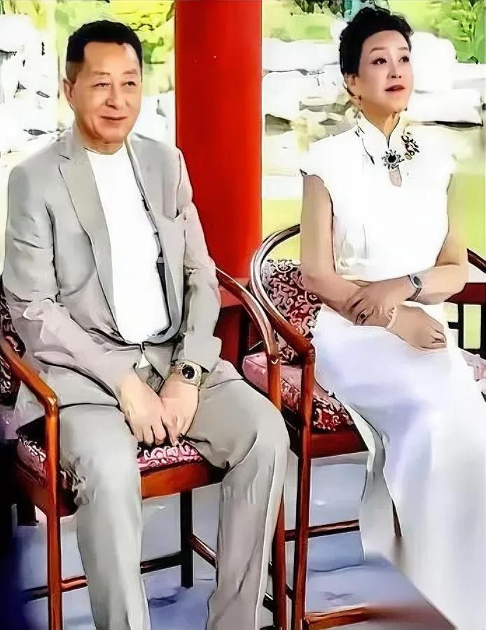 瓜吃了这么久

你发现没？

藏着个全程隐身的甩手掌柜。

汪小菲张兰闹成这样，