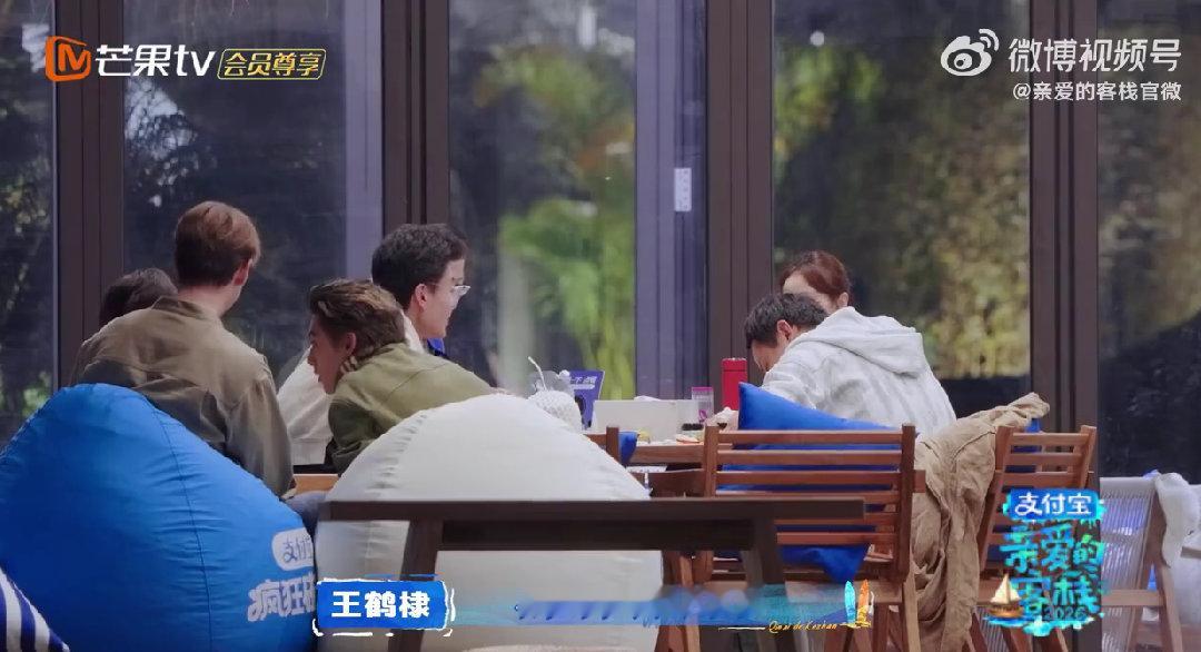 沈月三岁萌娃表白沈月亲爱的客栈双向的温暖互动，姐姐温柔呵护，小朋友满心喜欢回应。