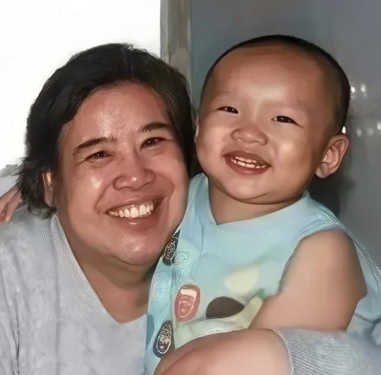 这是邵华和小孙子东东在一起合影。
照片中邵华抱着小孙子，面脸灿烂的笑容。小孙子在