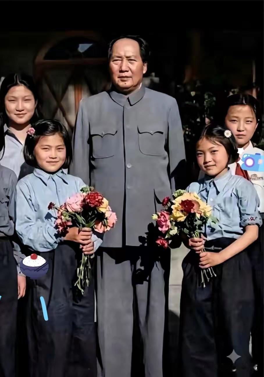 毛主席和少年儿童在一起，孩子们捧着鲜花，满怀崇敬。