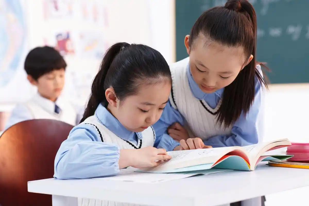 不少人对“减负”的认知存在根本偏差：减负的本质不是简单削减课业内容、压低校内教学