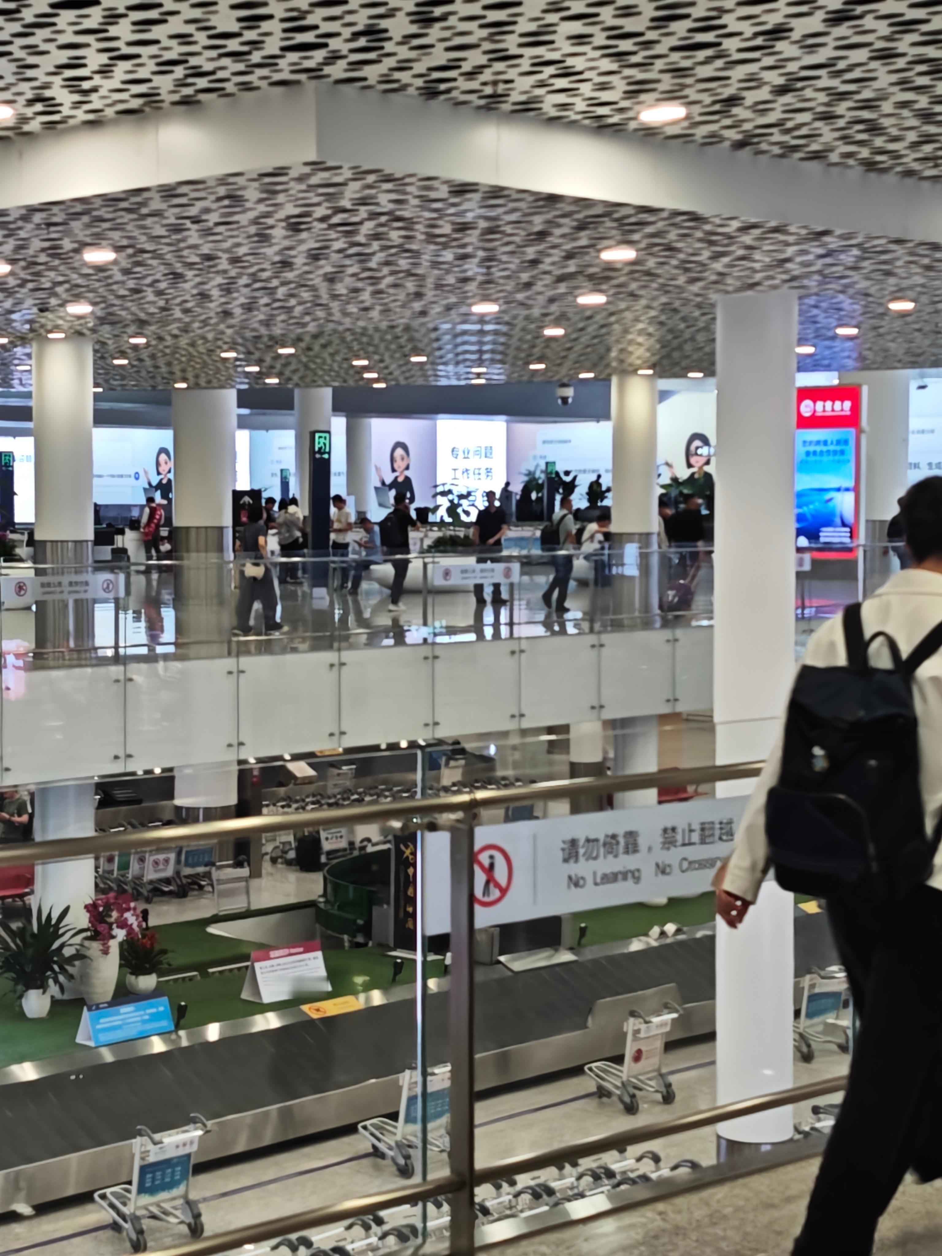 AI一天 地上一年深圳机场的大牌广告，基本上都是各种Ai相关的！创新之城、未来之