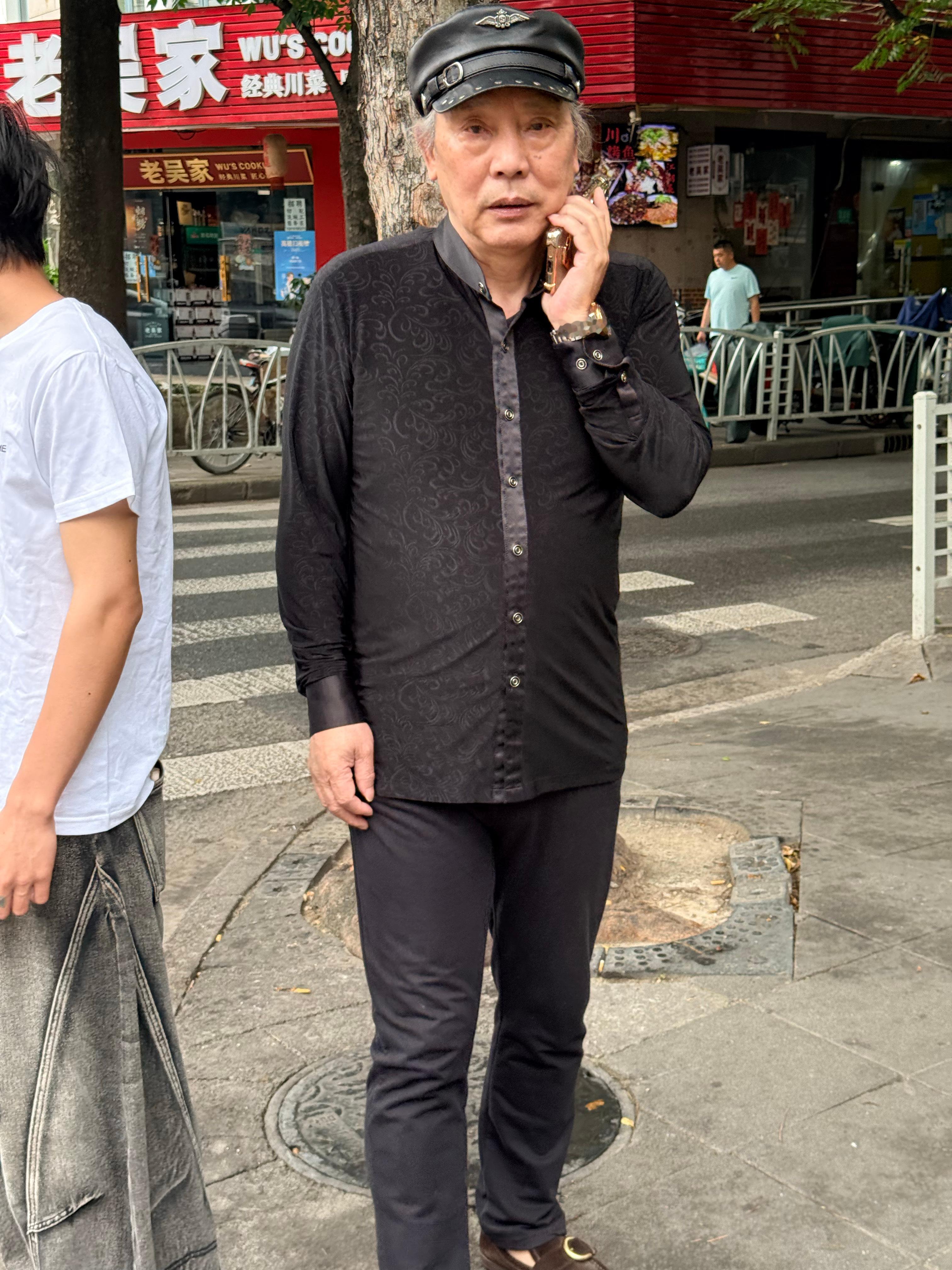 被老辈子的打扮震撼到，本人一整个大t迟到慌张 不过说来老辈子的从容也是时间允许啊