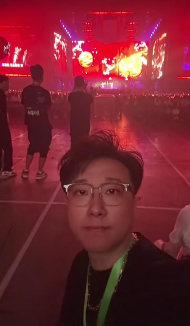 哈哈，张鹤擎现场观看张云雷天津演唱会，发文说自己的位置有钱都买不到，这个没人反驳