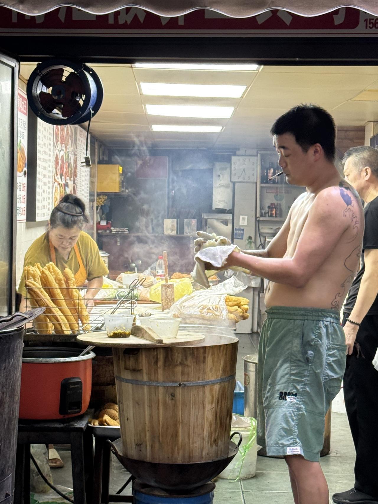 早上4点的上海！！！出门溜达想寻觅一处吃早餐的地方，骑个自行车就往风貌区钻；
