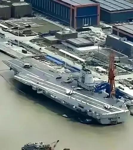 003航母挡焰板升起，展示强大的军事实力

近日，中国海军的003型航母在江南造