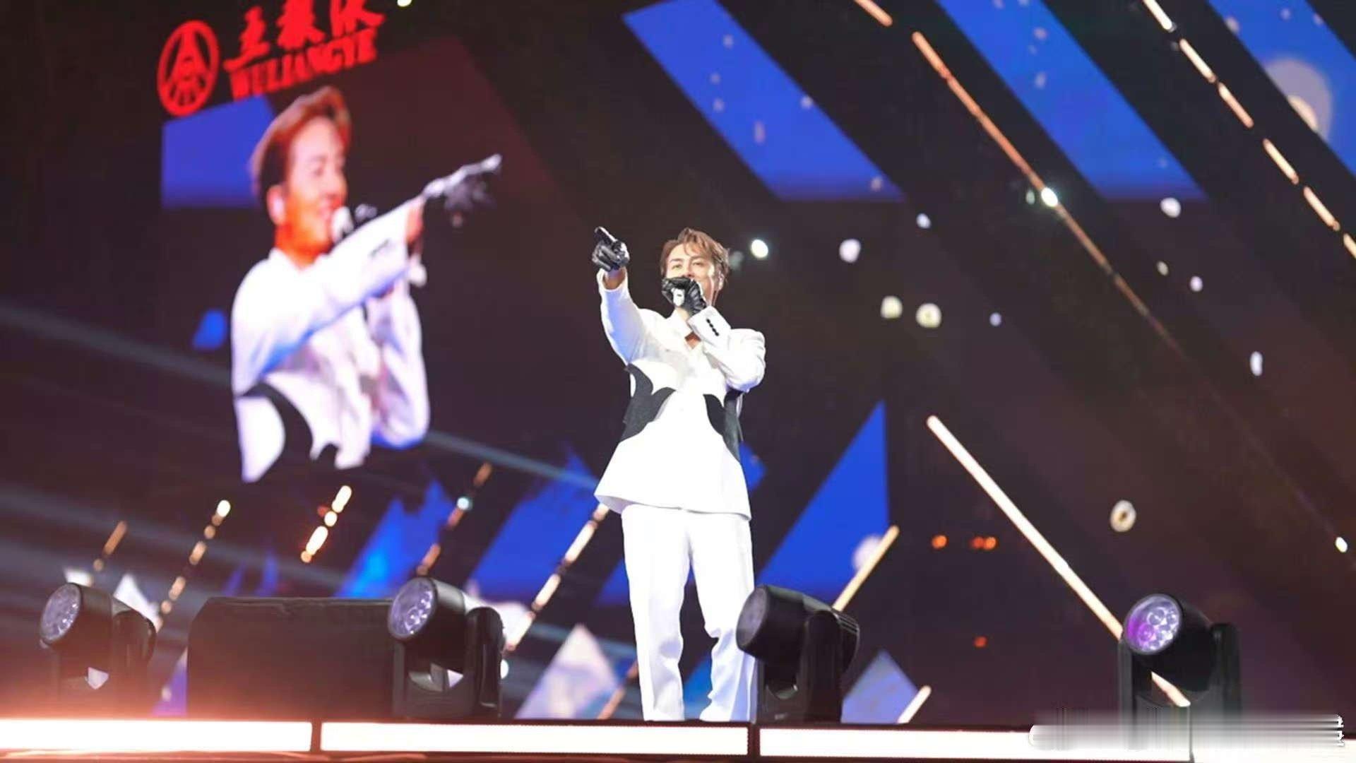  内娱人集体奔赴宜宾！半个娱乐圈都来宜宾团建了 和美之夜金曲大合唱唤醒青春记忆，