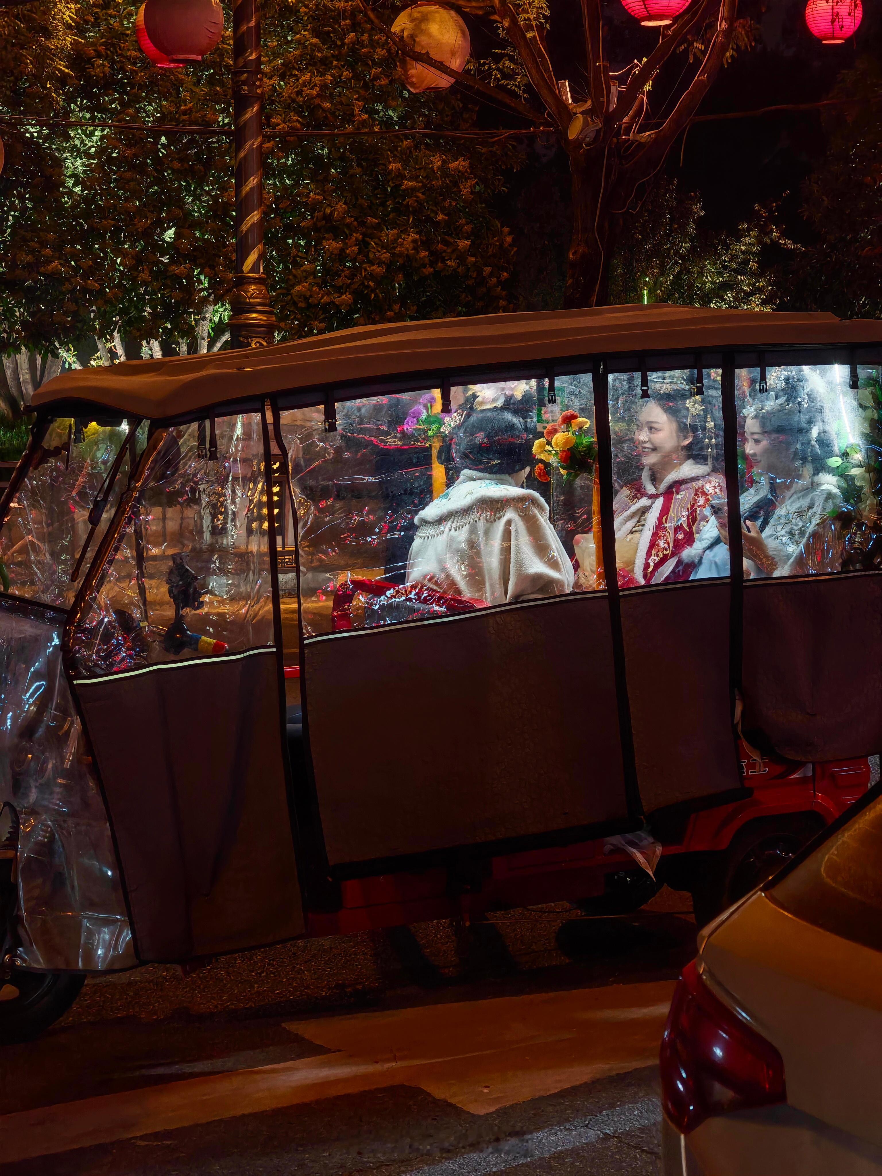 上次去西安看到很多三轮车，老板会在车棚里放上一些装饰品，方便姐妹们拍照，蛮有趣的