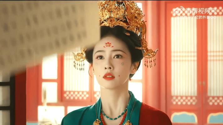 看我在白鹿《莫离 》单人特辑里发现了什么，一只下意识wink的白鹿~ 太可爱了[