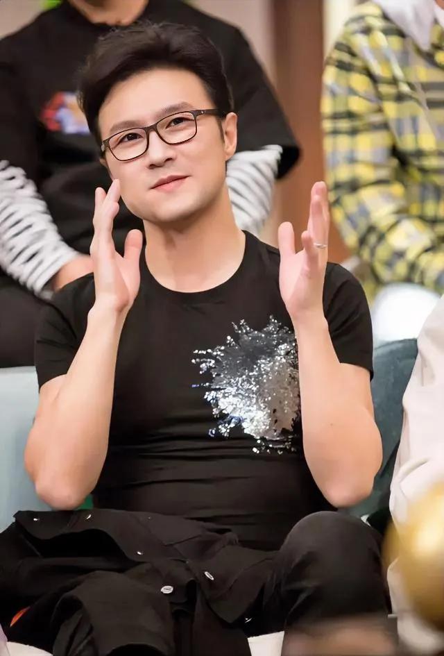 一网友问我愿不愿意嫁给汪峰？我想都没想直接回答：不愿意！网友接着说：汪峰也是有缺