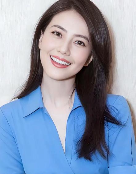 2000 年，出道不久的高圆圆疯狂爱上张亚东，上演了女追男的戏码。5 年后，高圆