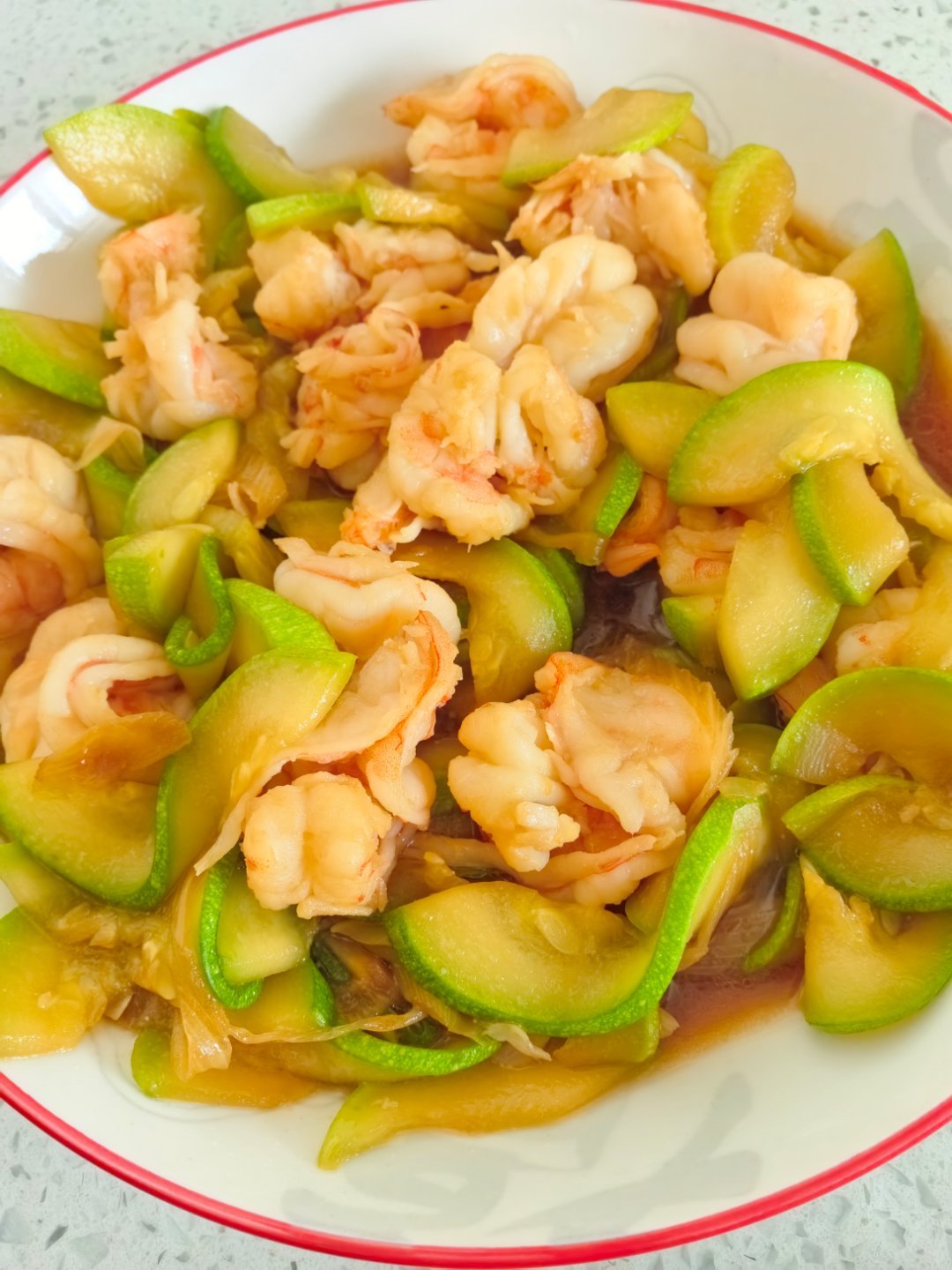 又到了晚饭的时间了，小包子配炒菜吃着挺舒服滴！ 