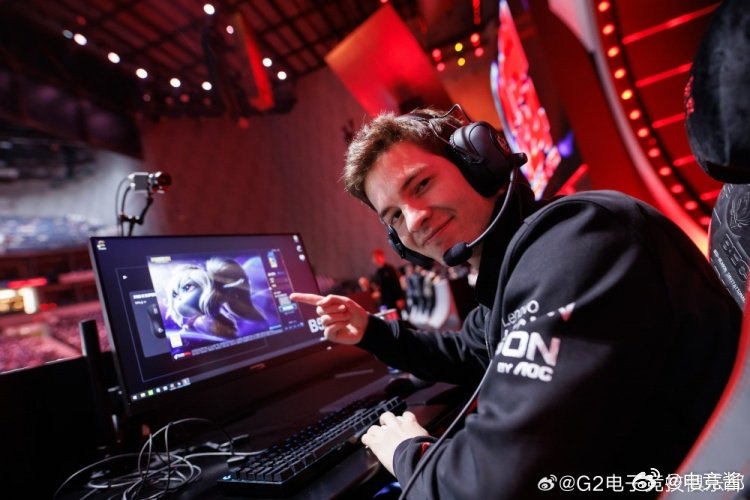 #tl对战t1##2024msi# G2晒辅助Mikyx和波比合照：看，波比诶！