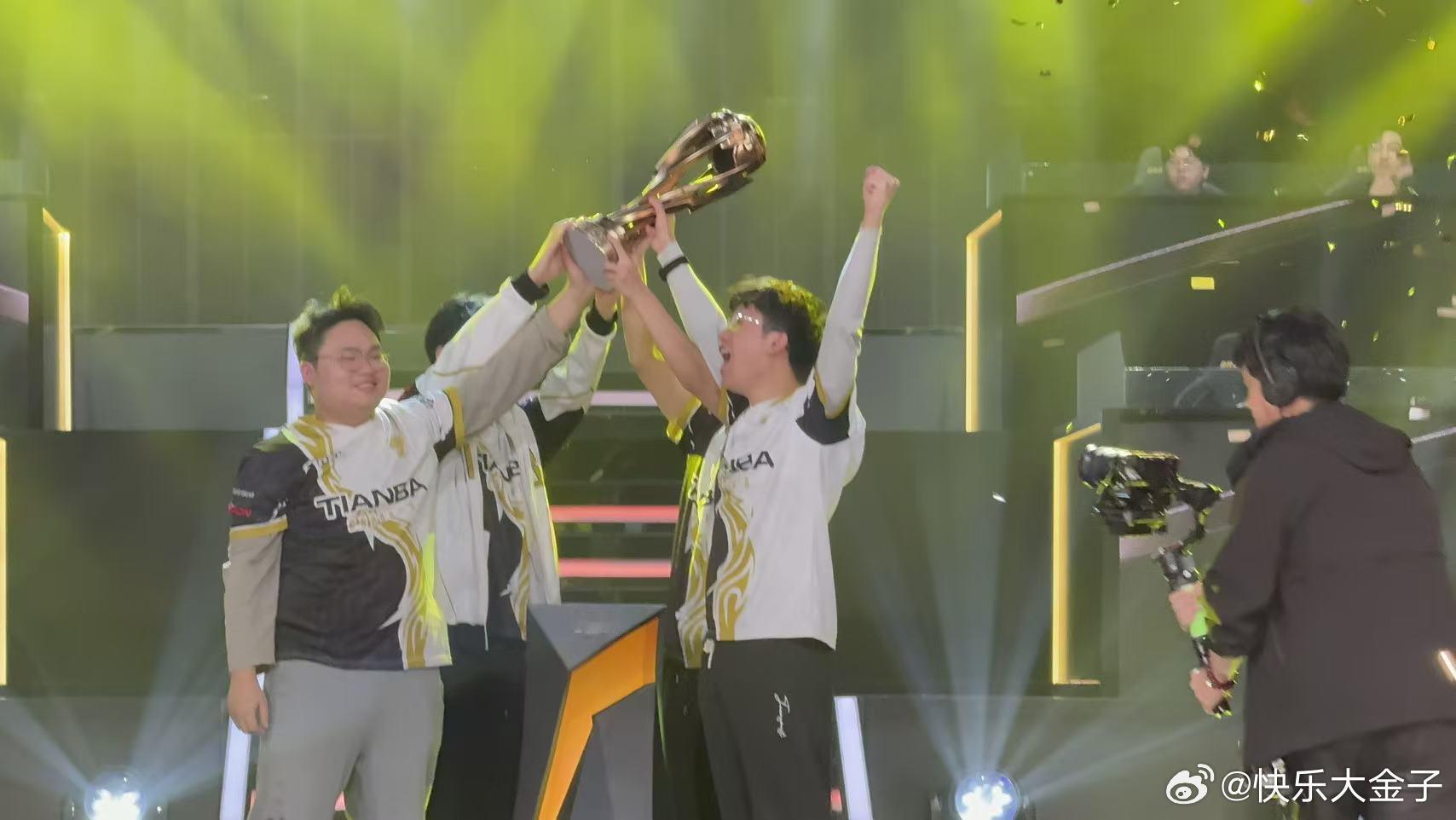天霸刺激杯冠军 天霸刺激杯夺冠，这队太神奇了，总是在最后才发力今晚之前都没想过他