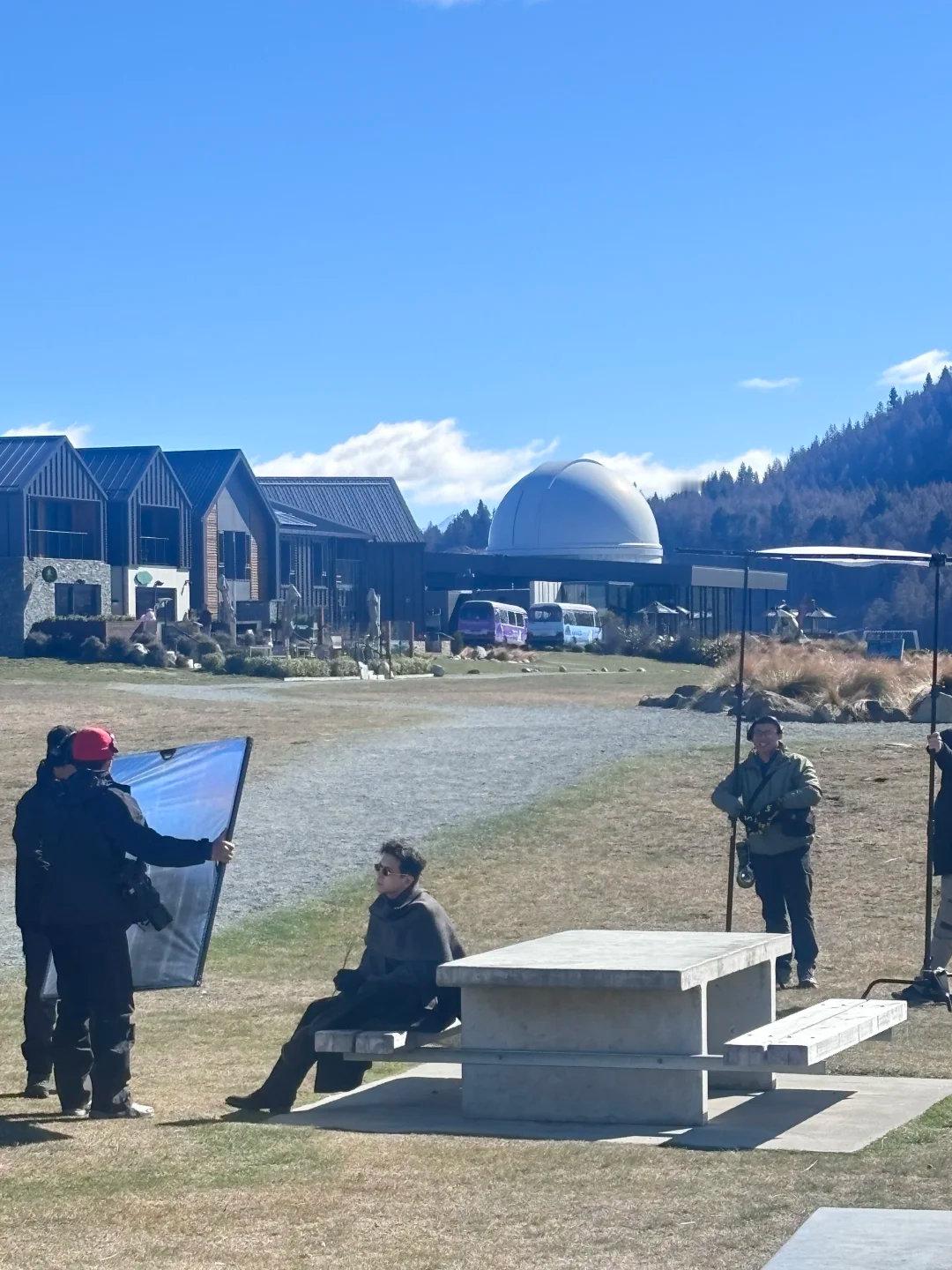 新西兰偶遇李现 新西兰偶遇李现拍摄​李现刚问粉丝在新西兰还追星啊，这下就被网友在