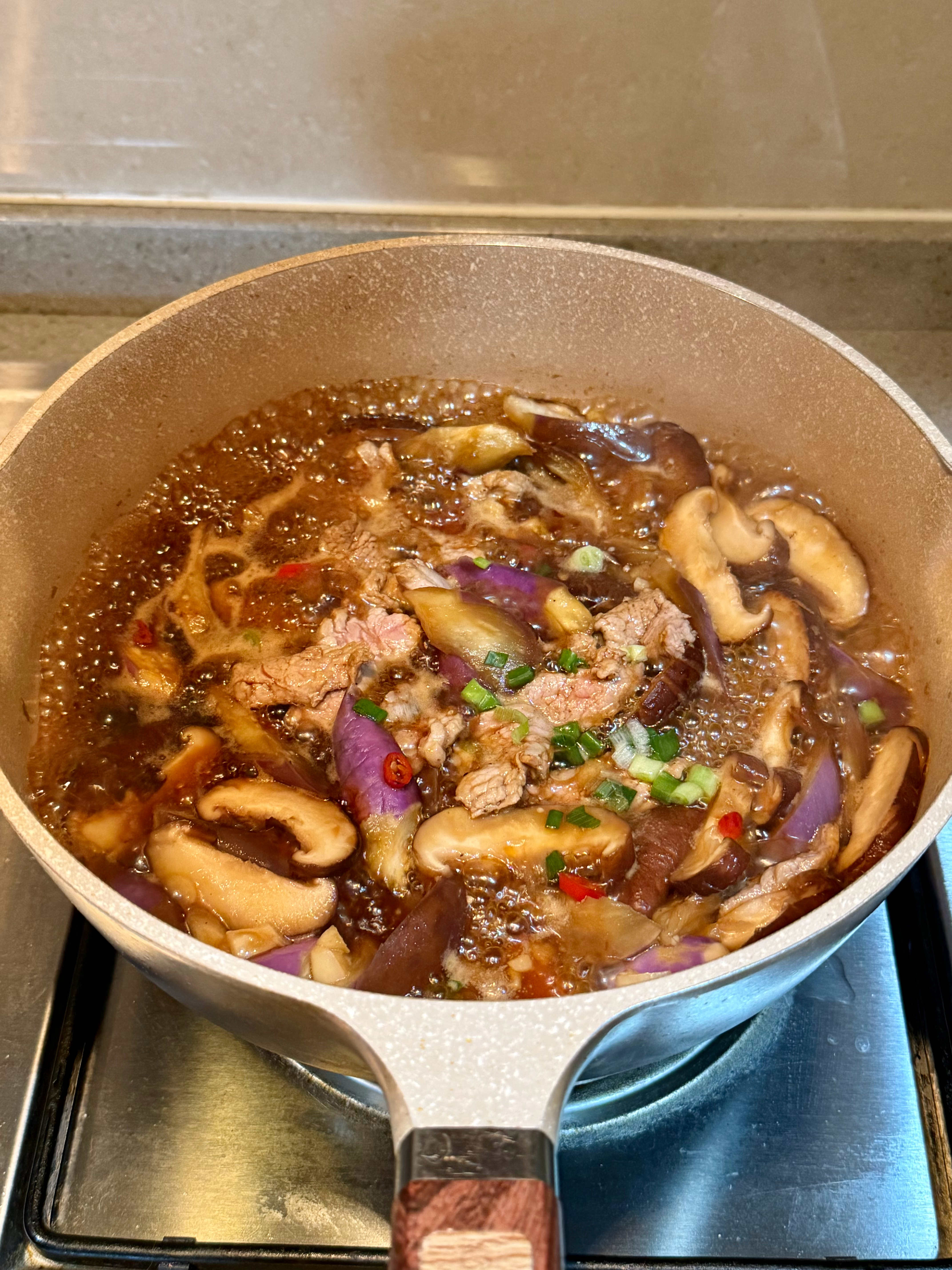 今日份午餐🍆🌀｜精进了炒茄子配方，且总算记得加多多的水来炖茄子了！！饭前一杯