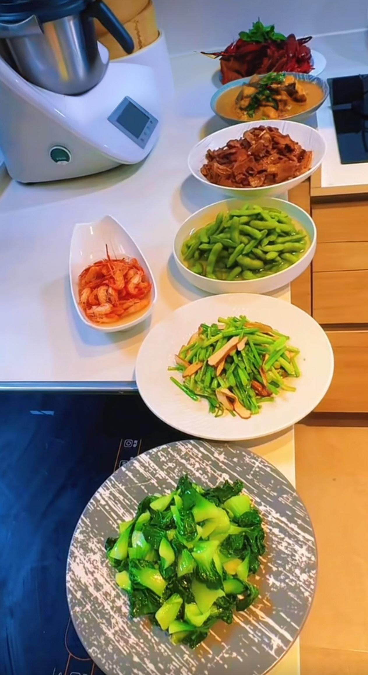 昨天发文说姐妹在上海负责七口人的一日三餐，月薪一万六（有时有红包，会多一些），不