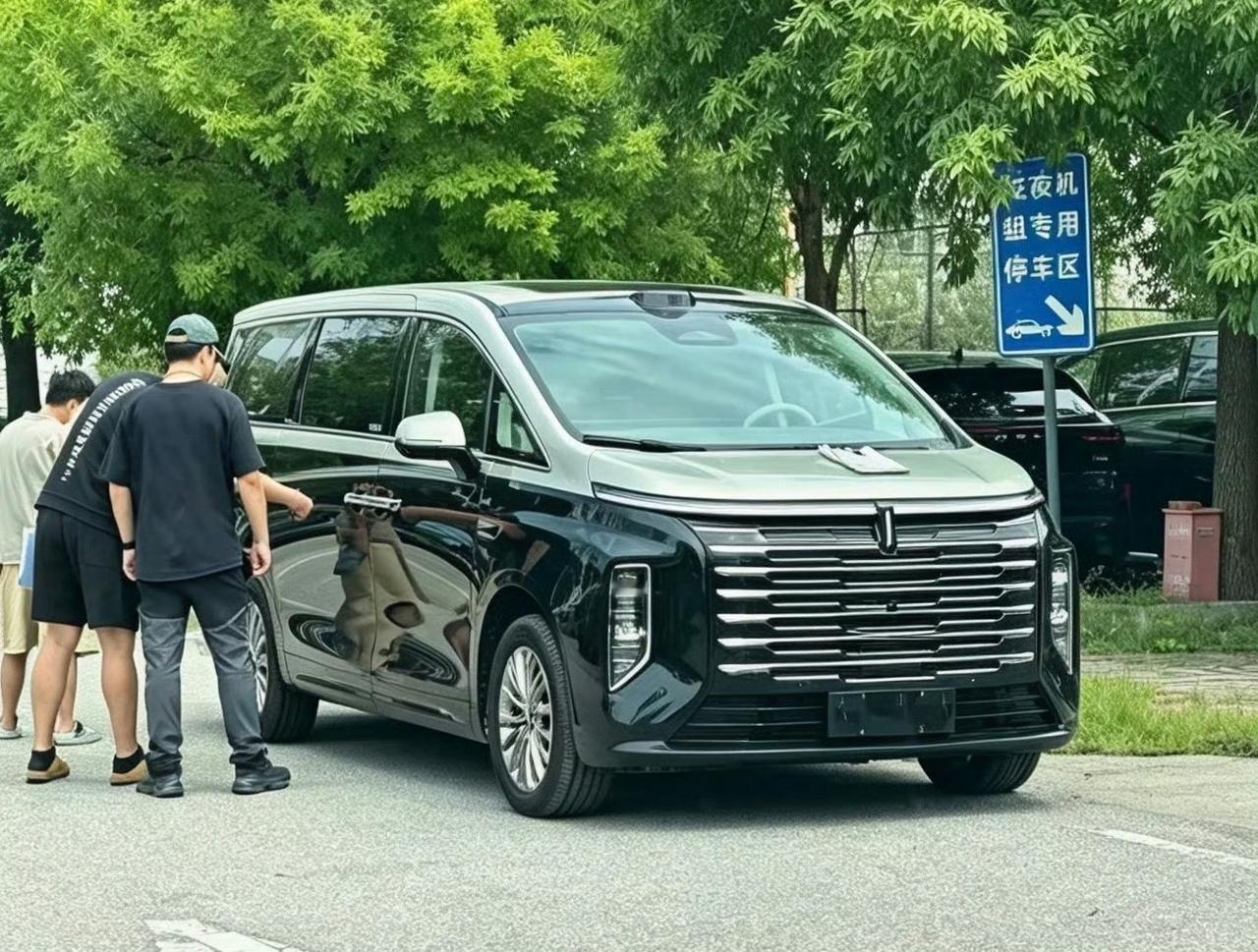 魏牌高山火力全开，全新前脸和尾灯就要上市了，相比现款高山流水造型，这颜值更符合大