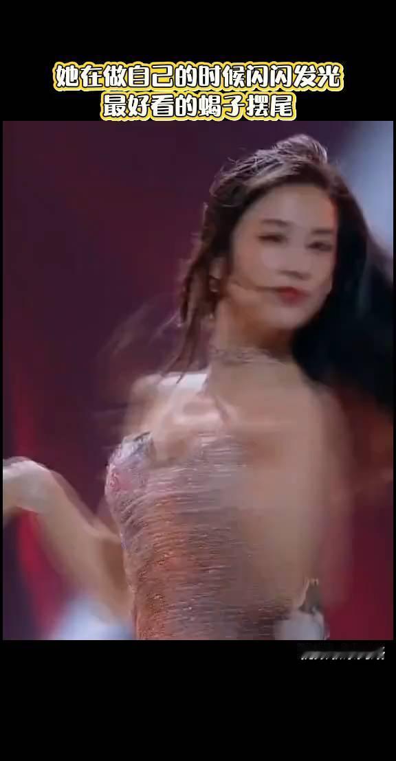 她在做自己的时候闪闪发光，最好看的蝎子摆尾。
视频取采网络。