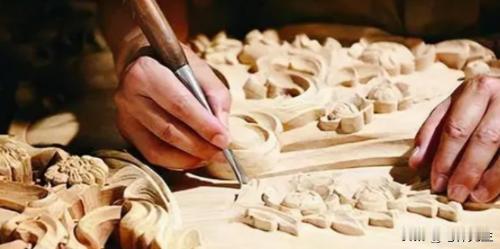 1420年，紫禁城即将完工，作门槛的木材被木匠锯断了一寸，由于无法更换木材，21